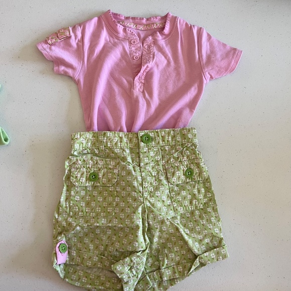 💕💚💕An adorable set of matching shorts and shirt. GAP 18-24M - Picture 7 of 17
